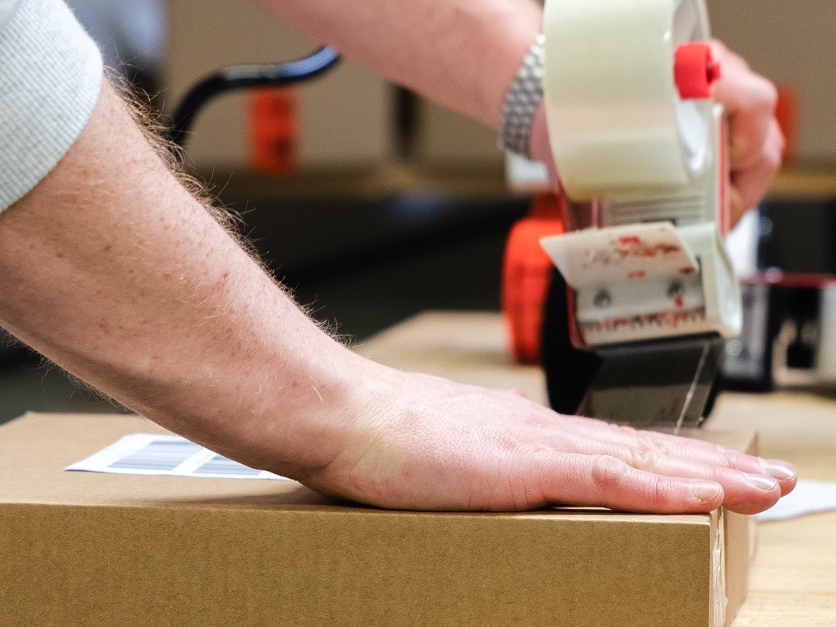 B2C-Fulfilment: Paket wird für den Versand verschlossen