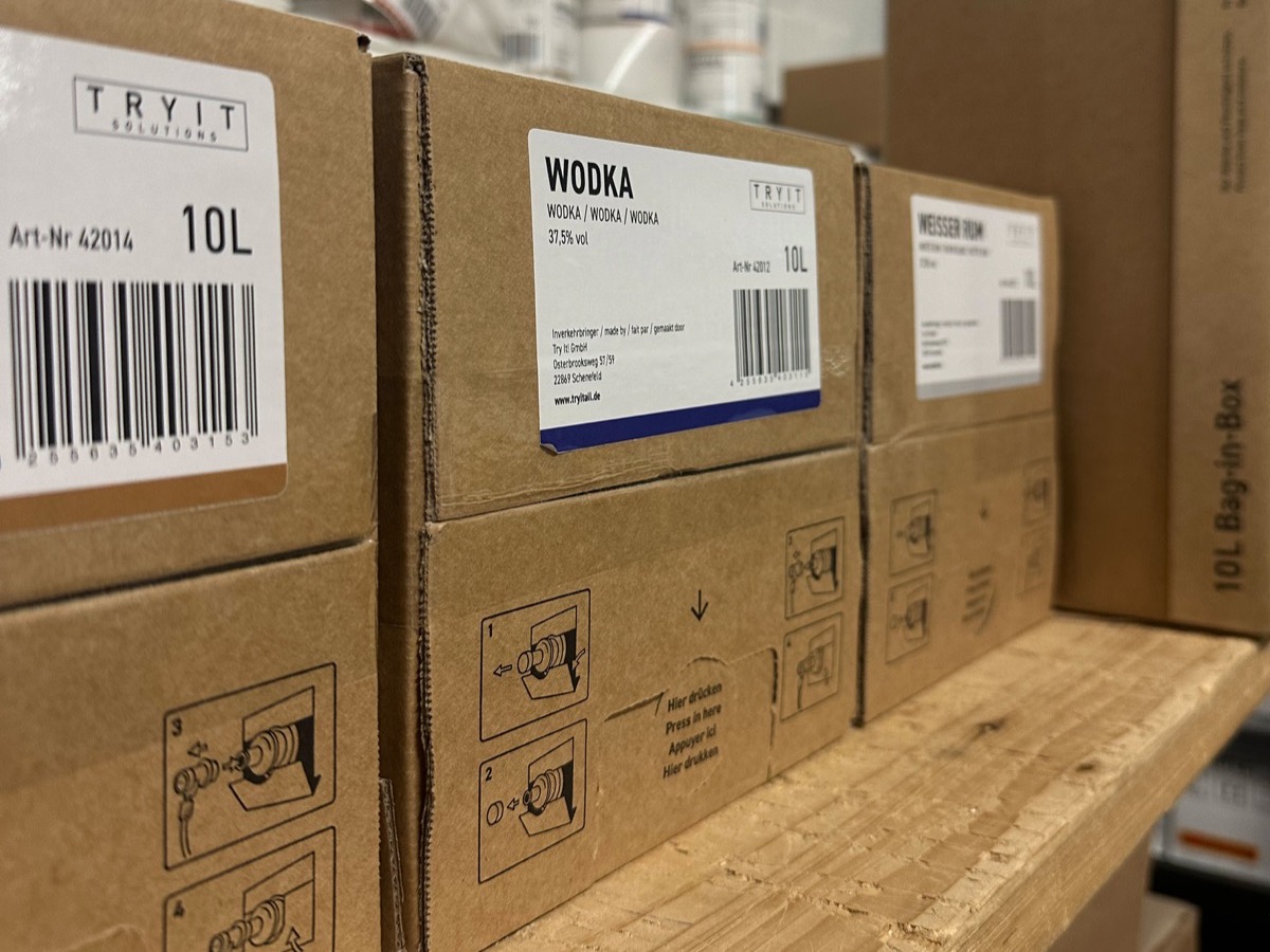 BiB-Abfüllung: etikettierte 10-Liter-Bag-in-Box-Kartons im Lager