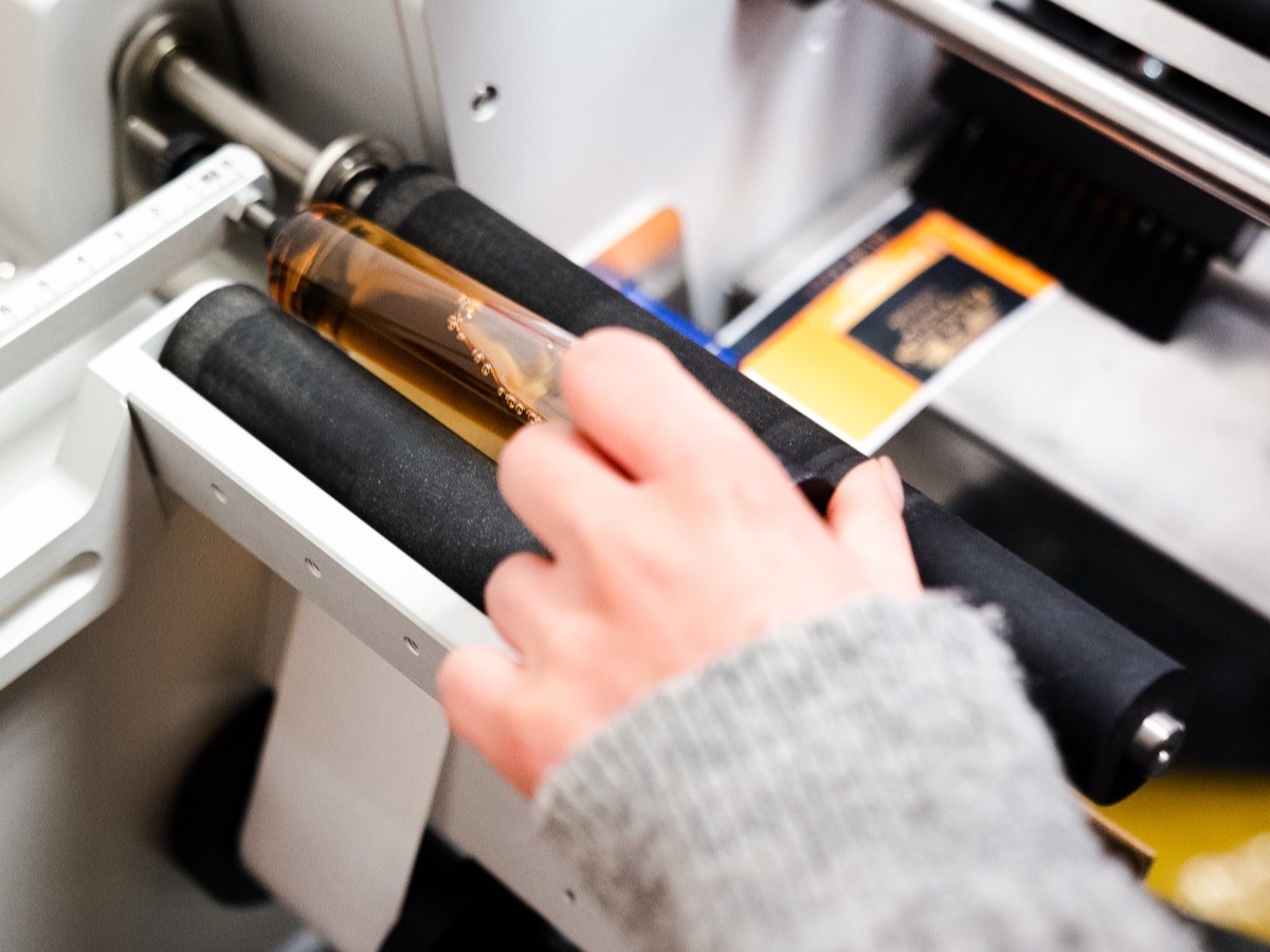 Etikettierung: Flasche auf der Etikettiermaschine