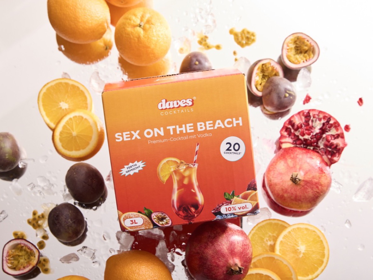 Konzept: fertig gestaltete Premium-Probierbox mit Cocktail und frischen Früchten