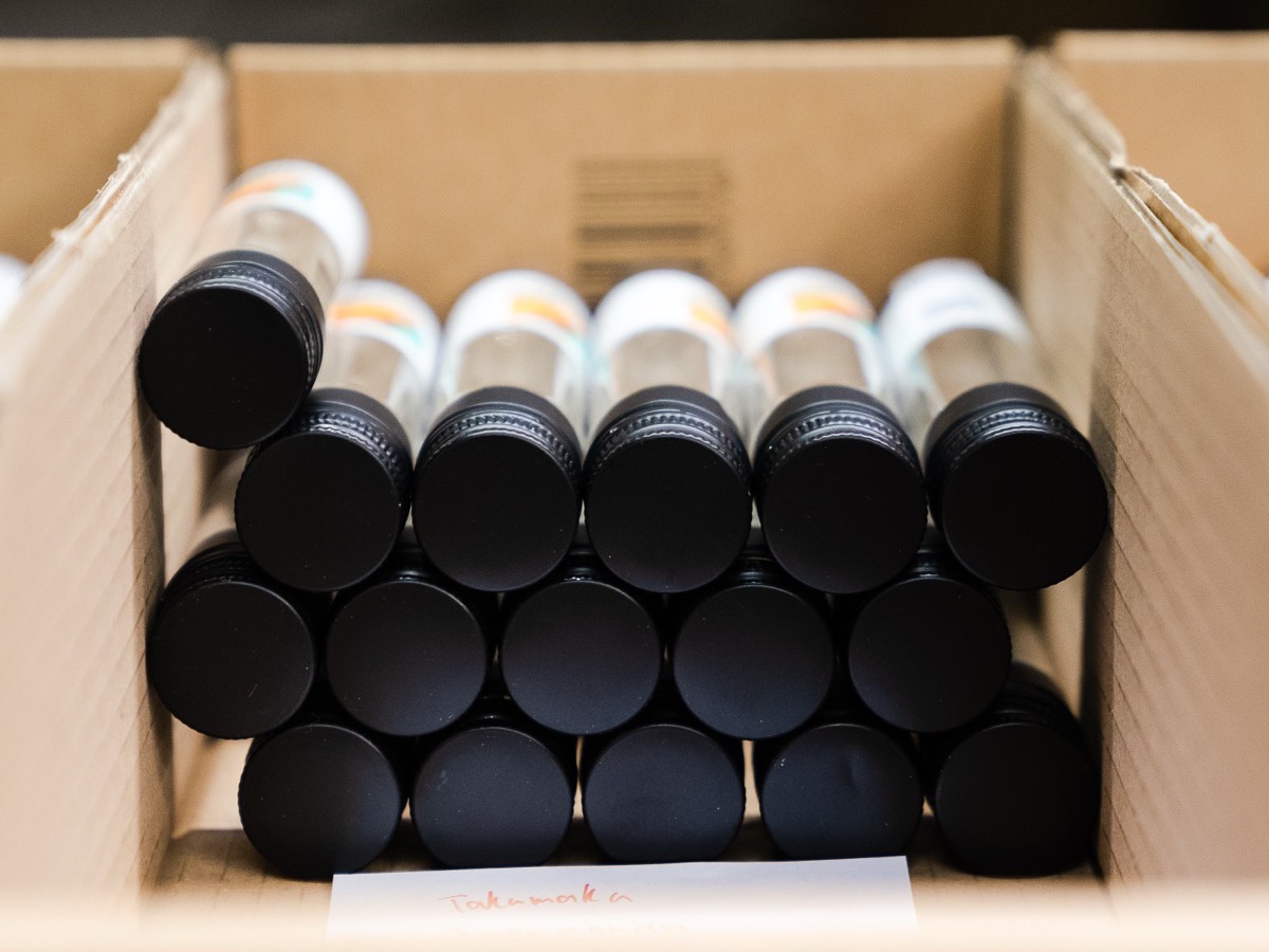 Produktion: abgefüllte Spirituosen im Versandkarton
